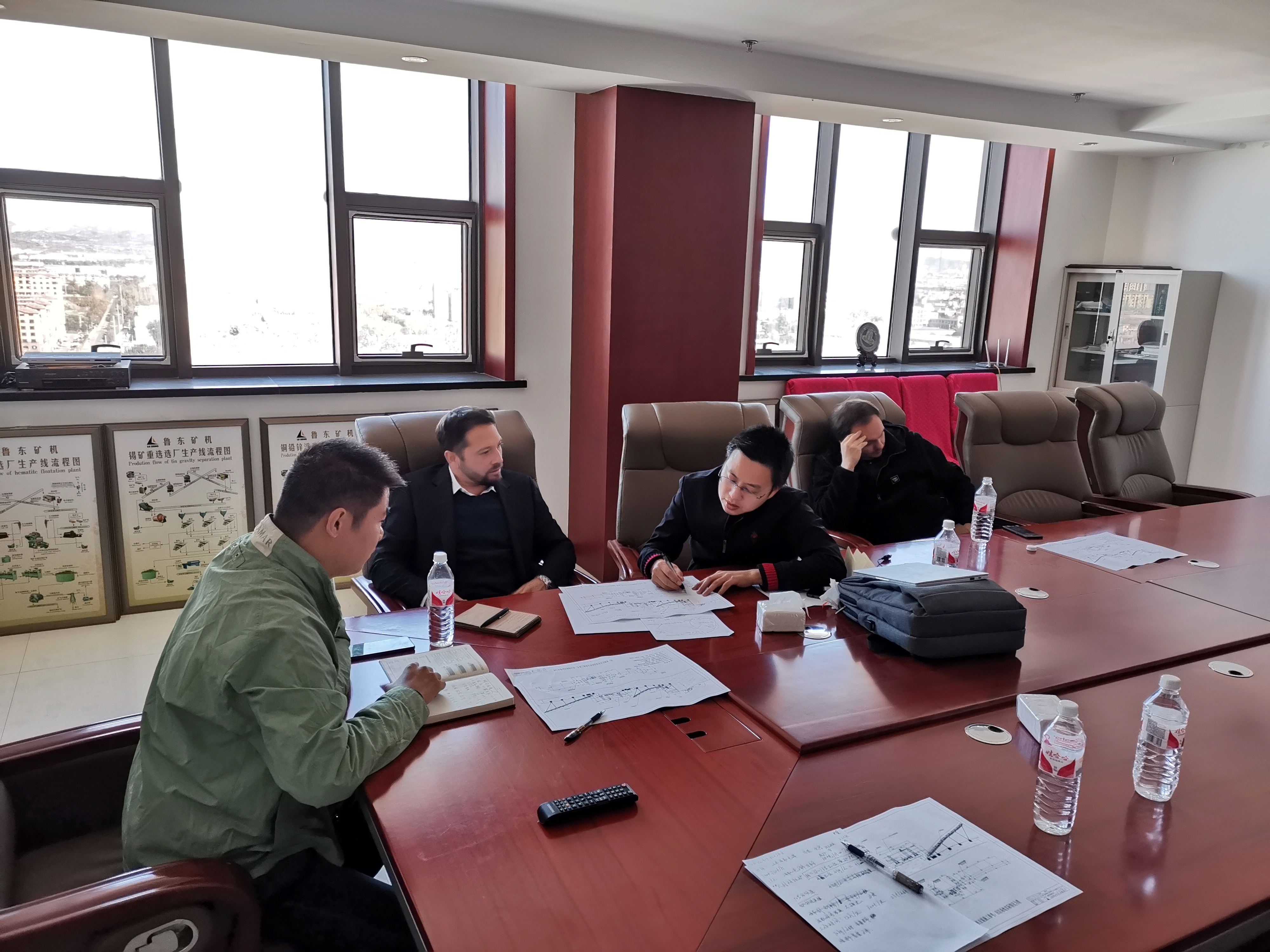 智利客戶來魯東礦機(jī)考察造粒機(jī)